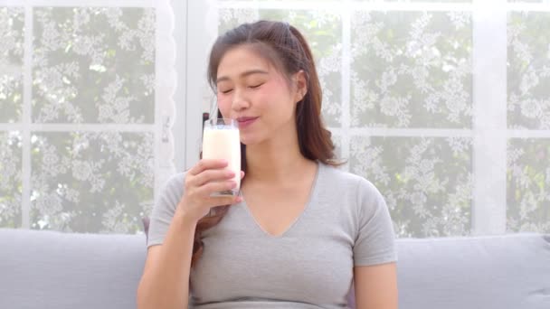 Joven Asiática Saludable Beber Leche Con Calcio Para Huesos Fuertes — Vídeos de Stock