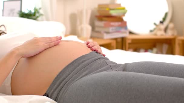 Femme Enceinte Heureuse Couchée Sur Lit Tenant Caressant Son Gros — Video