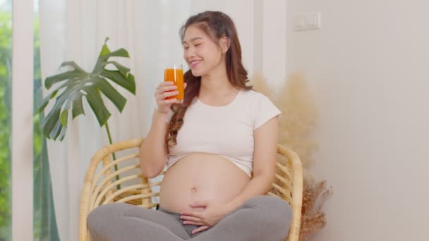 Gezond Zwangere Aziatische Vrouw Die Wortelsap Drinkt Voor Vitamine Rijk — Stockvideo