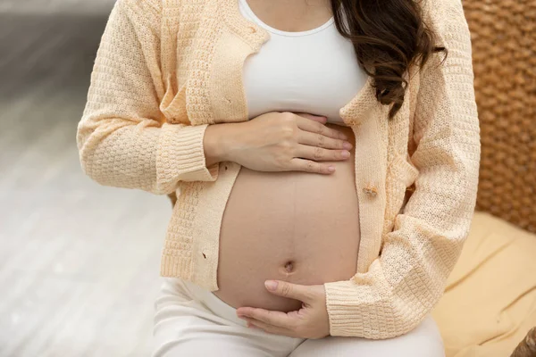 Närbild Happy Pregnant Woman Sitter Sängen Håller Och Smeker Sin — Stockfoto