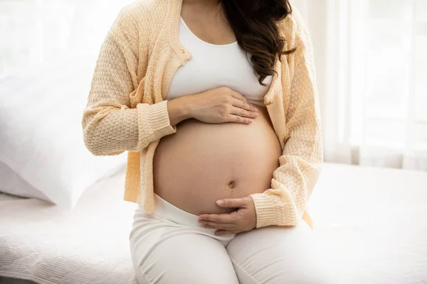 Närbild Happy Pregnant Woman Sitter Sängen Håller Och Smeker Sin — Stockfoto