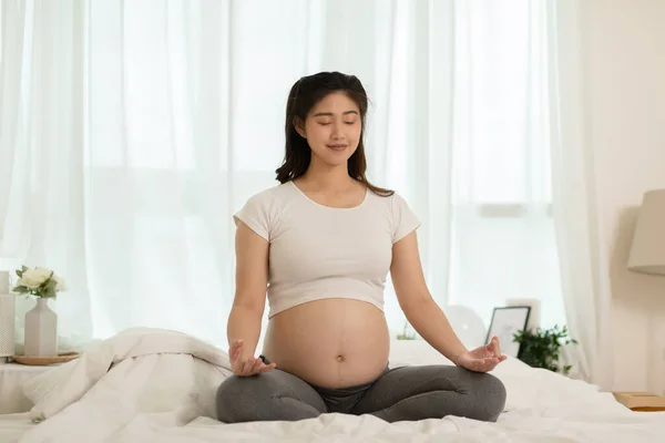 Gelukkig Kalm Zwangere Vrouw Diepe Adem Met Frisse Lucht Doen — Stockfoto