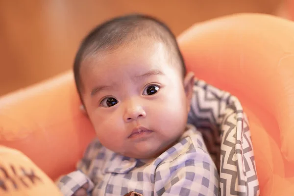 Sevimli Asyalı Bebek Yatakta Uzanıp Kameraya Bakıyor Sevimli Küçük Bebek — Stok fotoğraf
