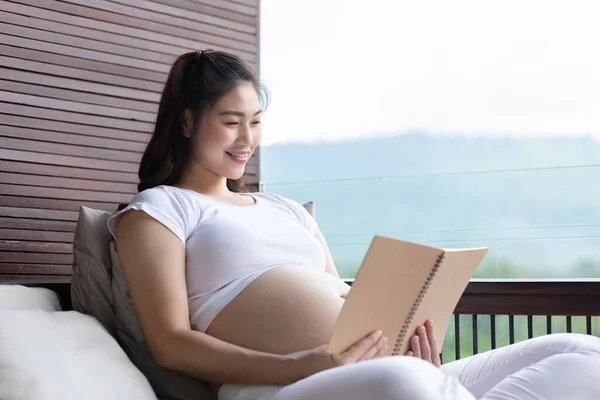 Happy Pregnant Vrouw Zitten Bank Holding Book Het Lezen Voor — Stockfoto