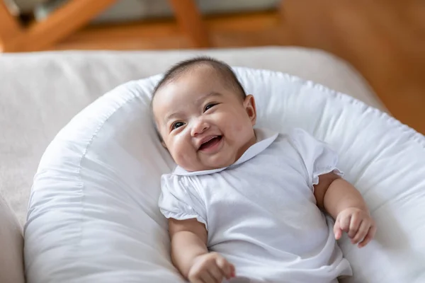 Adorável Menina Asiática Deitada Cama Olhando Para Camera Cute Pequeno — Fotografia de Stock