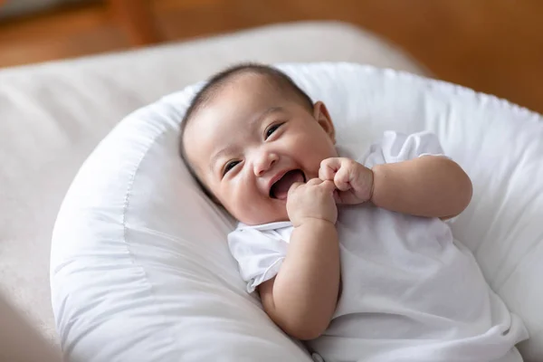 Manis Bayi Perempuan Asia Berbaring Tempat Tidur Melihat Kamera Cute — Stok Foto