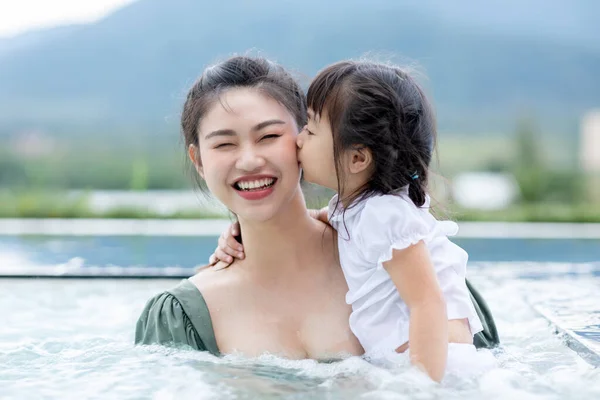 กสาวท บแม ของเธอด วยความร กและความส ขความร กในสระว ายน สาวเอเช บสาวน — ภาพถ่ายสต็อก