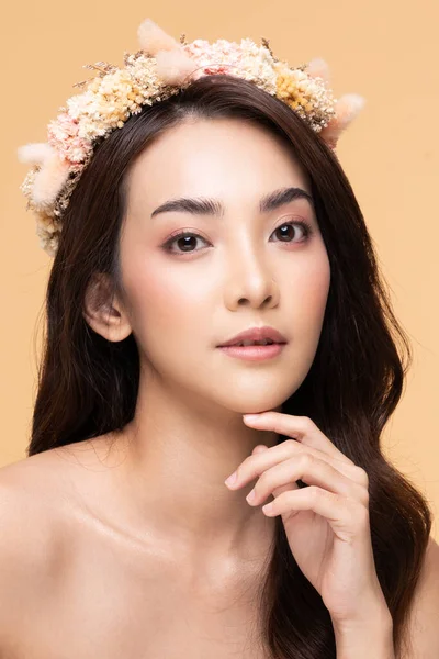 Beleza Asiática Jovem Com Grandes Flores Buquê Cabeça Sorriso Com — Fotografia de Stock