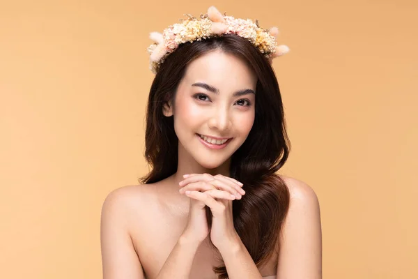 Bellezza Asiatica Giovane Donna Con Grande Mazzo Fiori Sulla Testa — Foto Stock