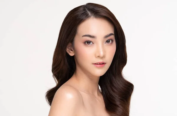 Belle Femme Asiatique Regardant Caméra Sourire Avec Une Peau Propre — Photo