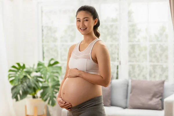 Glückliche Schwangere Die Vor Den Fenstern Steht Und Kuscheligen Heim — Stockfoto