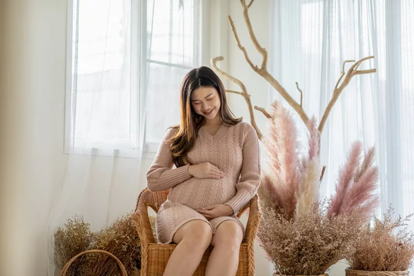Happy Pregnant Woman Sitter Soffan Hålla Och Smeka Sin Stora — Stockfoto