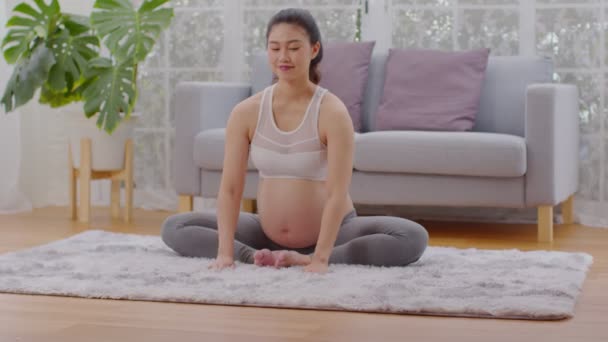 Happy Atraktivní Asijské Těhotná Žena Praxe Jóga Baddha Konasana Póza — Stock video