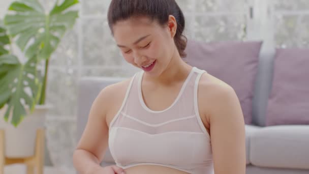 Heureuse Femme Asiatique Enceinte Asseoir Sur Lit Caressant Son Gros — Video