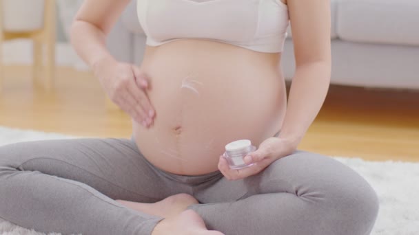 Happy Pregnant Woman Sentada Cama Segurando Acariciando Aplicar Creme Barriga — Vídeo de Stock