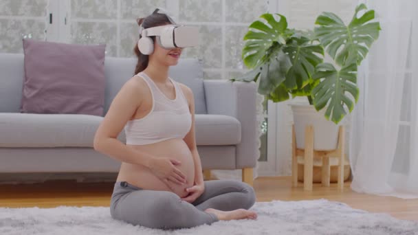 Gelukkig Zwangere Vrouw Met Behulp Van Virtual Reality Bril Voor — Stockvideo
