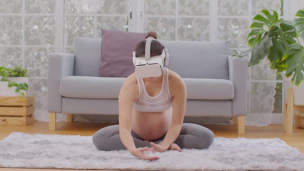 Happy Pregnant Woman Using Virtual Reality Glasses Practice Tutorial Take — Stock Video