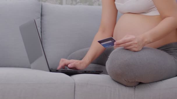 Mulher Grávida Feliz Usando Compras Cartão Crédito Line Casa Mãe — Vídeo de Stock