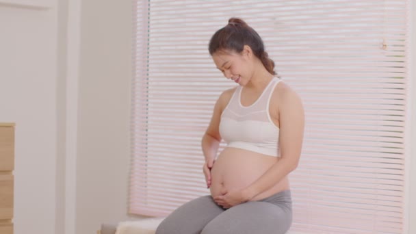 Happy Pregnant Woman Sitter Soffan Hålla Och Smeka Sin Stora — Stockvideo