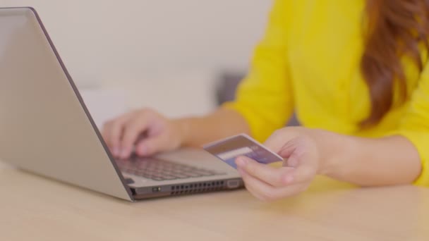 Закрой Руку Молодой Женщине Использующей Кредитную Карту Оплаты Интернет Покупок — стоковое видео