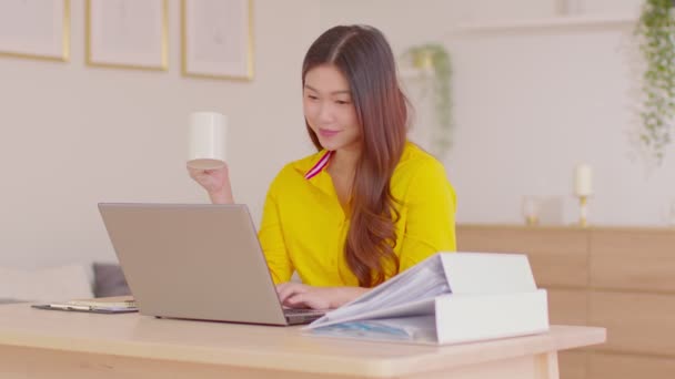 Bela Criativa Asiática Jovem Mulher Usando Computador Portátil Segurando Xícara — Vídeo de Stock