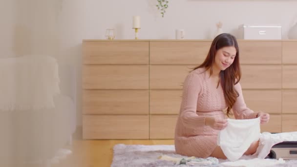Asiatische Schwangere Frau Bereitet Windel Fütterung Flasche Für Baby Hause — Stockvideo