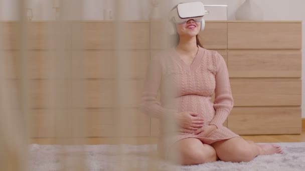 Lycklig Gravid Kvinna Med Hjälp Virtuella Verklighets Glasögon För Praxis — Stockvideo