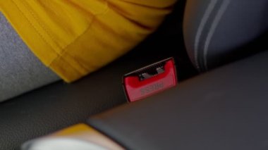 Kadın emniyet kemeri, seçici odaklanma, güvenlik ve araç emniyet kemeri kavramı için dalmadan önce emniyet kemerlerinizi bağlayın.