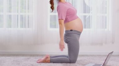 Hamile Asyalı genç kadın yoga ile meditasyon yapıyor. Yarı Köprü pozu veriyor. Yoga yapıyor. Genç sağlıklı hamile bir kadının meditasyonu.