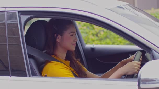 Frumos Atractiv Femeie Tânără Zâmbet Ședere Ocazională Mașină Confort Femeie — Videoclip de stoc