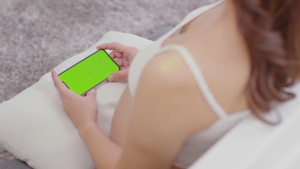 Крупним Планом Рука Вагітної Жінки Тримає Мобільний Телефон Зеленим Екраном — стокове відео
