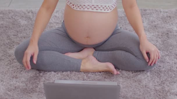 Top View Zwangere Vrouw Oefenen Yoga Online Klasse Lotus Poseren — Stockvideo