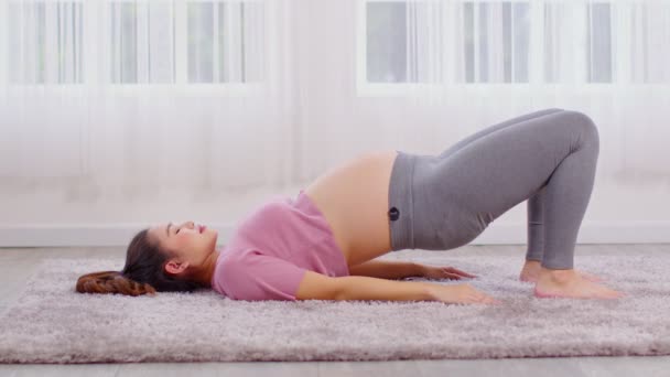 Těhotná Asijská Mladá Žena Dýchání Meditace Jóga Half Bridge Póza — Stock video
