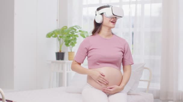 Lycklig Gravid Kvinna Med Hjälp Virtuella Verklighets Glasögon För Praxis — Stockvideo