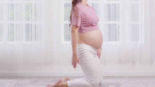 Mujer Embarazada Asiática Feliz Usando Gafas Realidad Virtual Para Practicar — Vídeos de Stock