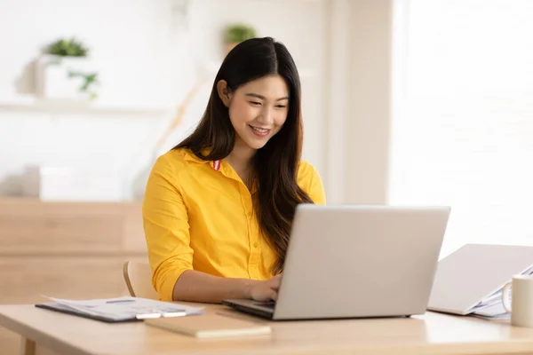 Pengusaha Wanita Muda Asia Bisnis Yang Indah Mengenakan Kaus Kuning — Stok Foto