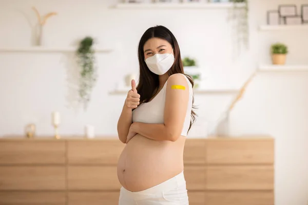 妊娠中のアジアの女性は フェイスマスクは包帯で陽気な抗ウイルスワクチンを受けました Covid 19ワクチン接種を取得した後 安全生活を楽しんで若い女性の妊娠 妊娠コンセプトでの予防接種 — ストック写真