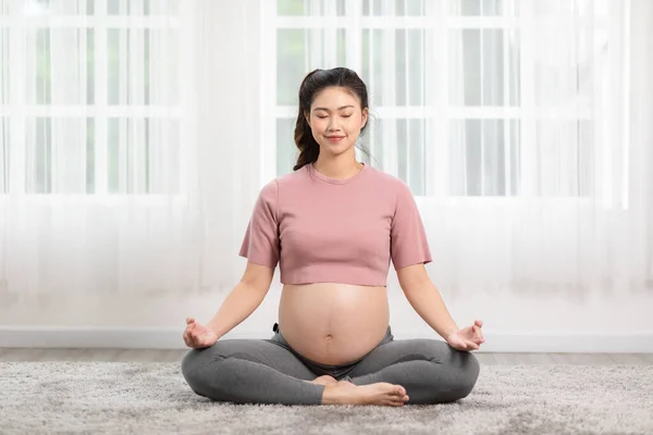 Gelukkig Kalm Zwangere Vrouw Diepe Adem Met Frisse Lucht Doen — Stockfoto
