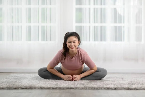 Happy Attractive Asian Hamil Wanita Berlatih Yoga Baddha Konasana Pose — Stok Foto