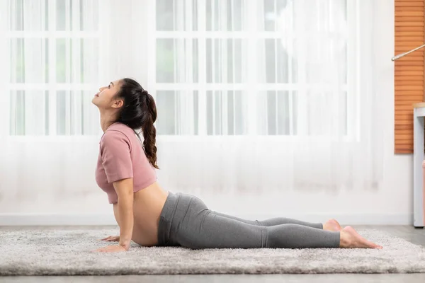 Happy Attractive Asian Hamil Wanita Berlatih Yoga Cobra Pose Untuk — Stok Foto