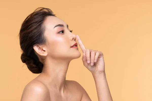 Красивая Азиатская Женщина Касаясь Нос Улыбка Чистой Свежей Кожей Счастье — стоковое фото