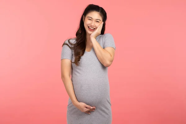 Mujer Embarazada Feliz Pie Sonrisa Acariciando Vientre Grande Con Amor —  Fotos de Stock