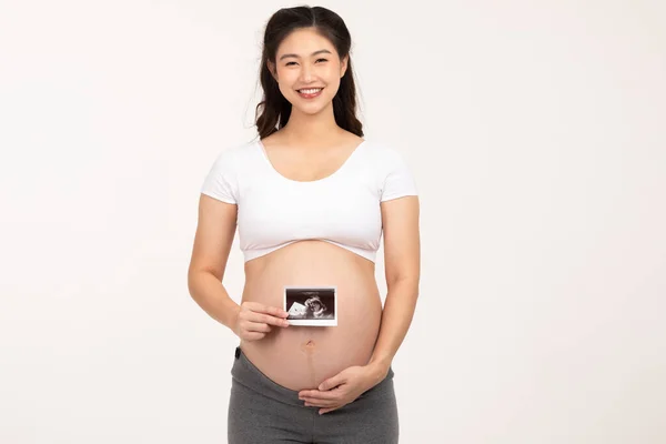 Ευτυχισμένη Έγκυος Γυναίκα Στέκεται Χαμόγελο Κρατώντας Υπερηχογράφημα Εικόνα Χάιδεμα Μεγάλη — Φωτογραφία Αρχείου
