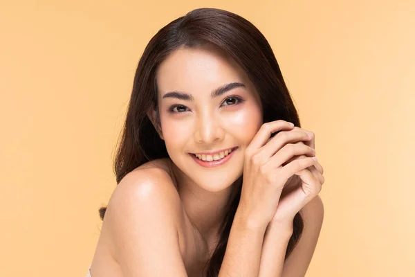 Wanita Asia Cantik Muda Tersenyum Berpegangan Tangan Dengan Kulit Bersih — Stok Foto