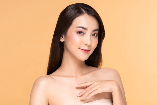 Mulher Asiática Bonita Olhando Para Câmera Sorriso Com Pele Limpa — Fotografia de Stock