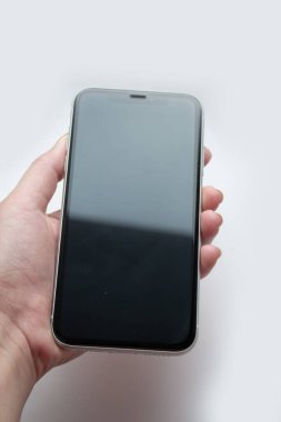 Telefon beyaz arka planda duruyor.