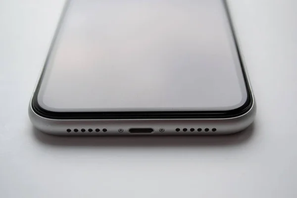 Telefon beyaz arka planda duruyor.