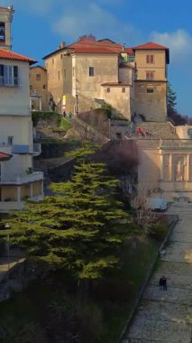 Varese 'nin eski kasabasının panoraması. Sacro Monte di Varese. Unesco. İtalya. Bir İHA görüntüsü