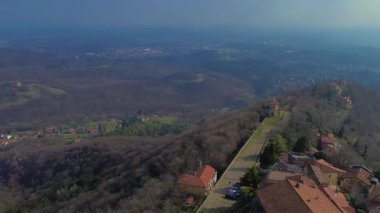 Varese 'nin eski kasabasının panoraması. Sacro Monte di Varese. Unesco. İtalya. Bir İHA görüntüsü