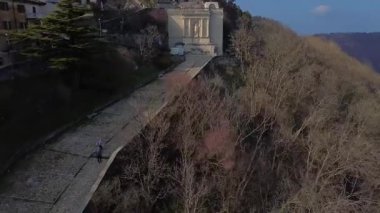 Varese 'nin eski kasabasının panoraması. Sacro Monte di Varese. Unesco. İtalya. Bir İHA görüntüsü